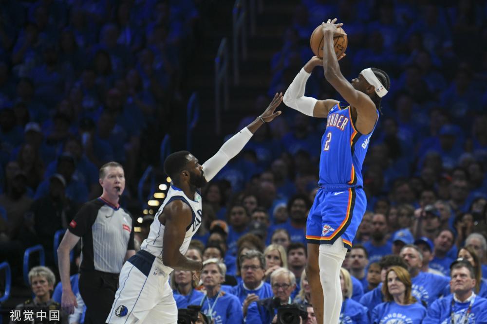 他在接受采 他在接受采